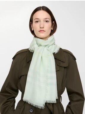 GORGEOUS 😍😍Burberry Pale light green/ Mint Lightweight Scarf